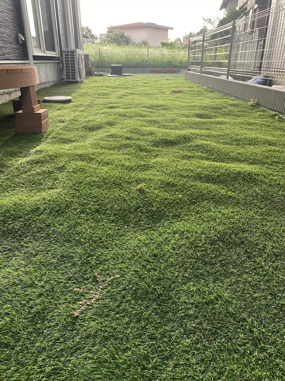 DIYでボコボコになった人工芝